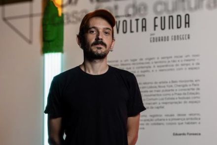 O artista Eduardo Fonseca na Piccola Galleria da Casa Fiat de Cultura