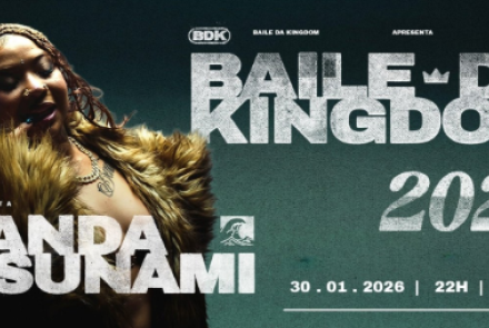 Imagem de fundo verde, com uma mulher do lado esquerdo com o nome em baixo, e do lado o local e a data do evento 