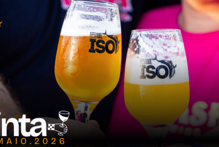 Imagem de duas pessoas segurando um taça com cerveja.