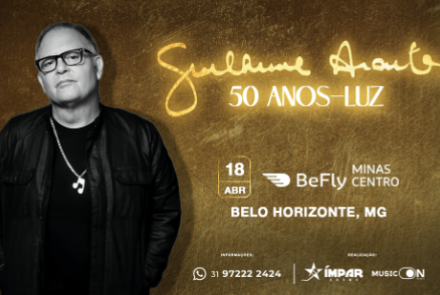 Imagem de fundo e letras douradas, com um homem na lateral em preto e branco