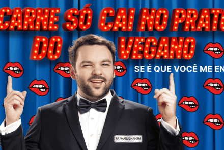 Imagem de fundo azul, com varias bocas mordendo o lábio, com um homem de terno na frente, com as mãos para o alto e atras um letreiro da cor vermelha 