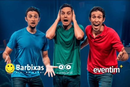 Imagem de tres homens, um de azul, outro de verde e outro de vermelho.