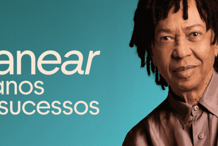 Imagem de fundo verde, com um homem ao lado direito e ao lado esquerdo o nome do show.