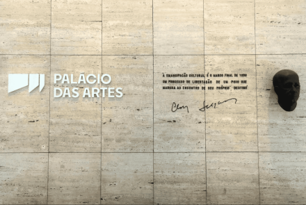 Imagem de uma parede escrito "Palácio das artes"