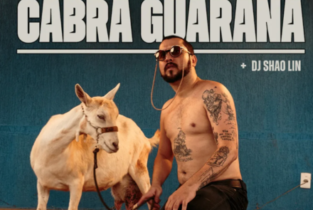 Flyer de divulgação do evento com imagem do artista Cabra Guaraná, acompanhado de uma cabra. 