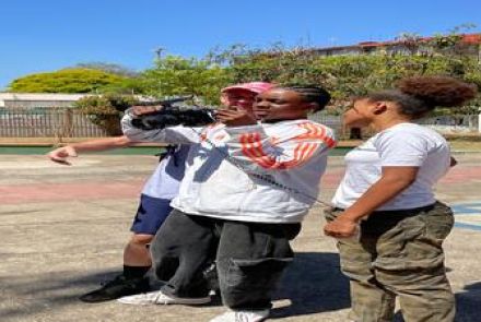 imagem de uma pessoa segurando a camêra 