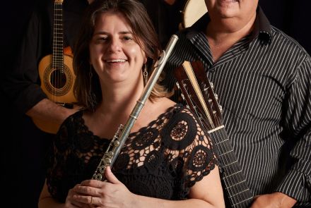 Foto divulgação do grupo "Orapronois" com 4 integrantes acompanhados de seus instrumentos 