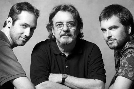 Fotografia em preto e branco do trio Daduka Da Fonseca