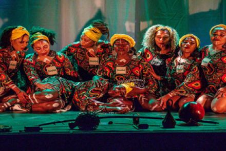 imagem de várias mulheres agachadas e pintadas 