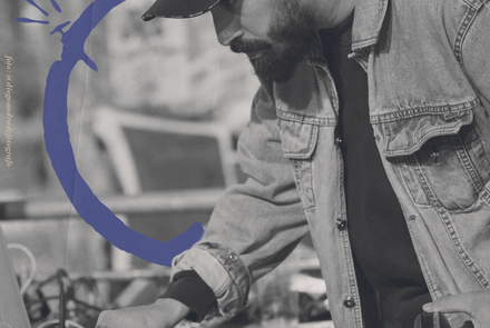 Flyer de divulgação com imagem em preto e branco do Dj Fumaça na cdj