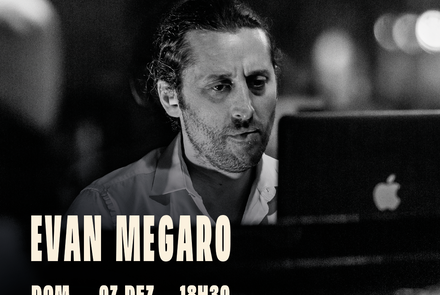 Flyer de divulgação com imagem em preto e branco do pianista Evan Megaro