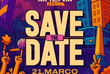 Cartaz ilustrado do Baile da Arena Festival, com estética vibrante em roxo e laranja, anunciando o evento para o dia 21 de março em Belo Horizonte. A imagem destaca o texto "SAVE THE DATE" centralizado, cercado por desenhos de uma multidão animada, prédios coloridos, o monumento "Pirulito" da Praça Sete e caixas de som no topo, transmitindo um clima de festival de música urbana.