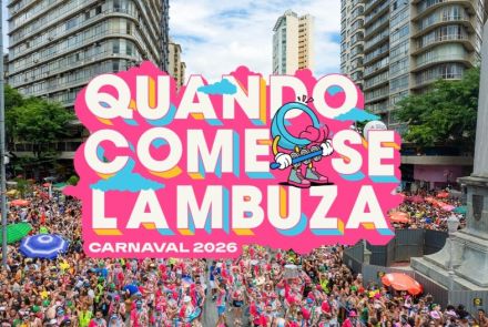 Divulgação Quando Come se Lambuza com imagem dos foliões ao fundo