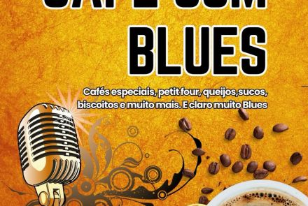 Cartaz de divulgação com fundo amarelo texturizado anunciando “Café com Blues”. Informa data 10/01 às 10h, na Praça Alaska, no bairro Sion. Há ilustrações de um microfone antigo, uma xícara de café, grãos de café e notas musicais, indicando música blues e consumo de cafés e comidas.