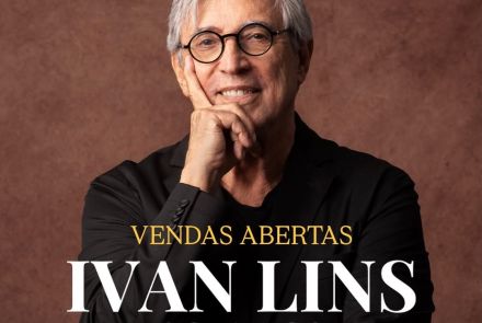 Pôster do show de Ivan Lins, em comemoração aos seus 80 anos. O músico aparece em destaque, sorrindo e usando óculos. O evento acontecerá no dia 23 de maio, no Befly Minascentro, em Belo Horizonte. Abaixo, o texto informa "Vendas Abertas" pela plataforma Sympla.