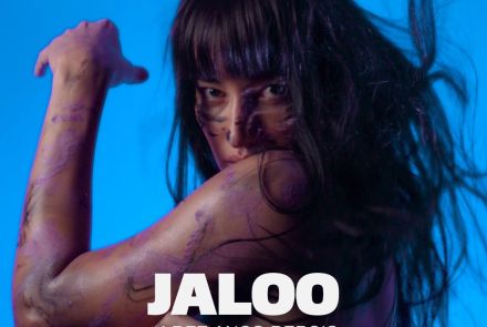 Flyer de divulgação com fotografia da artista e fundo azul