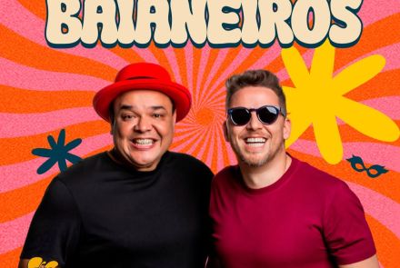 Cartaz vertical com estética vibrante e retrô, predominantemente nas cores laranja, rosa e amarelo. O fundo apresenta um efeito de "raios de sol" (sunburst) que converge para o centro. Dois homens sorridentes aparecem em destaque na metade inferior.