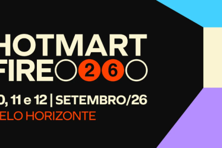 Card promocional do evento Hotmart Fire 2026. O design é moderno, com fundo preto e formas geométricas nas cores azul, roxo e creme à direita.