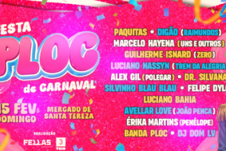 Arte promocional rosa com brilhos para a "Festa Ploc de Carnaval" no dia 15 de fevereiro, no Mercado de Santa Tereza. Lista diversas atrações musicais dos anos 80 e 90 e traz a ilustração de uma paquita mascando chiclete à direita.