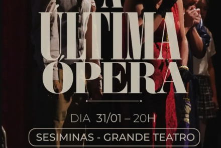 Flyer de divulgação do evento, fotografia ao fundo do grupo teatral e texto com informações