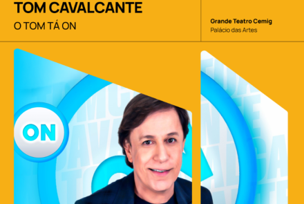 Cartaz de fundo amarelo para o show "O Tom Tá On". No centro, uma foto do humorista Tom Cavalcante sorrindo. O texto informa a data "11 ABR – 20H30" no Grande Teatro Cemig Palácio das Artes.