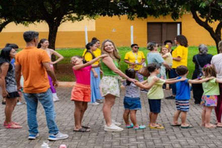 Imagem de crianças em fila 