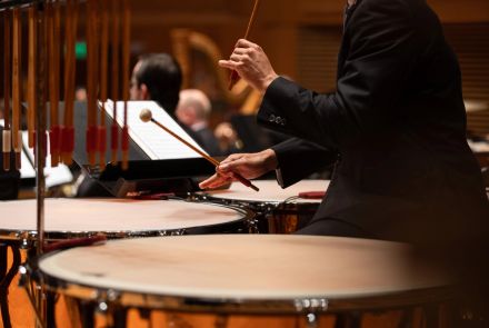 Foto de instrumentistas tocando na orquestra