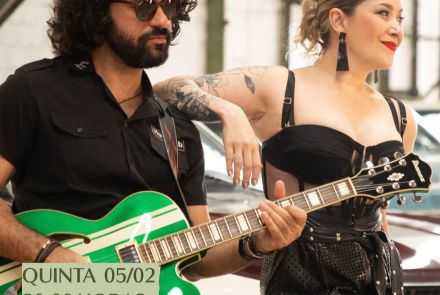 Divulgação do evento com fotografia da banda e texto