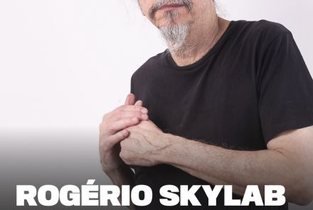 Flyer de divulgação do show com imagem do Rogerio Skylab e texto informativo