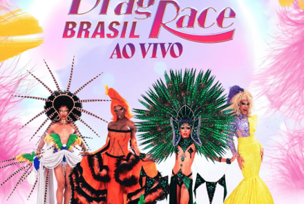 O cartaz anuncia o show "Drag Race Brasil Ao Vivo", apresentado por Realness e World of Wonder. O fundo é iluminado com tons de rosa, azul e branco, decorado com penas coloridas flutuantes.