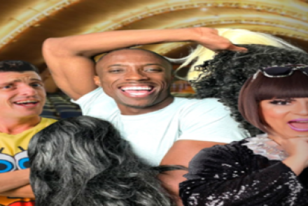 Imagem de três pessoas juntas fazendo caras e bocas 