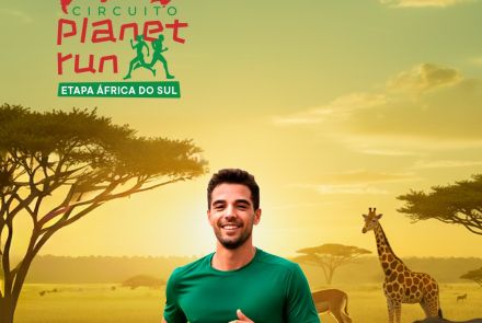 Flyer com imagem de safari ao fundo e um homem com camisa verde e short amarelo correndo. Textos com informações sobre o evento: Circuito Planet Run - Etapa África do Sul - dia 8 de março - Praça da Estação