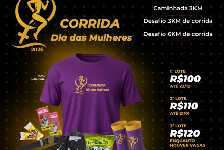 Flyer convidativo para a corrida dia das mulheres constando o valor dos 3 lotes, local, data e foto do kit: camisa rosa, meia rose e alimentos 