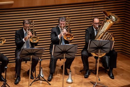 Foto de instrumentistas tocando na orquestra