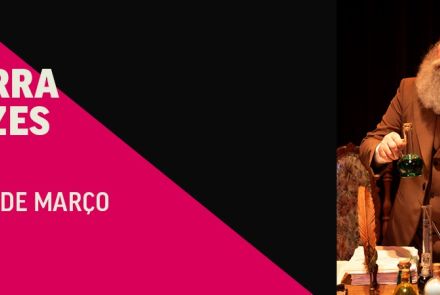 Arte promocional do espetáculo “Dr. Bezerra de Menezes”. À esquerda, fundo preto com faixa rosa e o texto “14 de março”. À direita, foto de um homem barbado, de terno marrom, manipulando frascos sobre uma mesa.