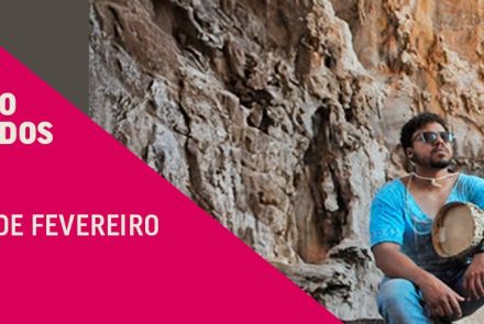 Banner de evento com fundo rosa e cinza à esquerda e foto à direita. Texto em destaque: “Maretas Bailarinas: O olhar além dos barrancos” e a data “20 de fevereiro”. Na imagem, seis pessoas estão em um cenário de cânion rochoso; em primeiro plano, um homem sentado segura um pandeiro, enquanto os demais estão ao fundo sobre as pedras.