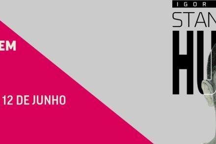 Banner de evento com fundo rosa e cinza à esquerda e foto à direita. Texto em destaque: “Igor Guimarães - Stand Up de Humor” e as datas “11 e 12 de junho”. Na imagem, um homem está com um dos olhos fechados em piscadela sob o filtro cinza.