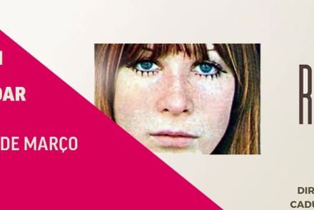 Banner com faixa diagonal rosa à esquerda e fundo claro. Texto: “Rita Lee – Um Belo Dia Resolvi Mudar – Um Tributo”, com data 13 de março. Ao centro, foto de Rita Lee jovem. À direita, repetição do título e crédito de direção geral: Cadu de Andrade.