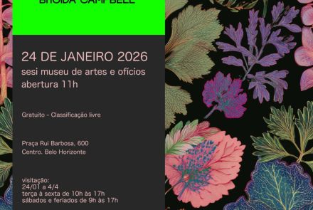 Cartaz da exposição “Sobre a Terra”, de Brígida Campbell, com fundo preto e ilustrações coloridas de flores e folhas. À esquerda, um bloco verde destaca o título e as informações principais - datas, horários, além de logomarcas no rodapé. 