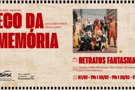 Cartaz em fundo bege com borda de filme. À esquerda, em letras vermelhas grandes, “Eco da Memória”. À direita, foto colorida de pessoas com fantasias e máscaras em uma rua. Abaixo, o título “Retratos Fantasmas”, com direção de Kléber Mendonça Filho, duração de 93 minutos, datas e horário das sessões.