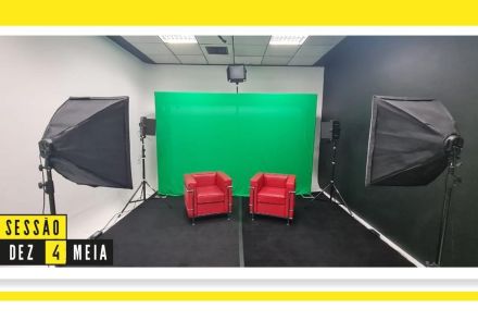 Imagem de um estúdio com fundo verde, duas poltronas vermelhas ao centro e refletores laterais. No canto inferior esquerdo, aparece o texto “Sessão Dez 4 Meia” em destaque.