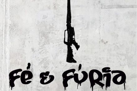 Capa do Filme "Fé e Fúria". Figura ilustrativa de uma vela na parte superior da capa, seguida de figura ilustrativa de uma metralhadora abaixo da vela. Título "Fé e Fúria" e descrição da equipe técnica escritos na parte inferior.
