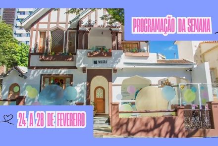 Folder de divulgação da Semana no Museu dos Brinquedos. Colagem com duas fotos do Museu, sob fundo roxo, com data e título da programação escritos nas cores rosa e branco. 