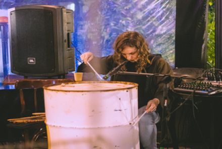 Imagem de um homem tocando um instrumento 