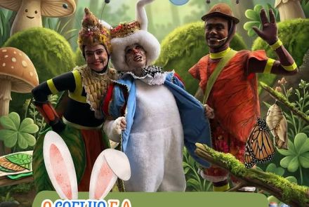 Foto de capa da Pascoa do Museu de Brinquedo mostrando o coelho e outros dois personagens 