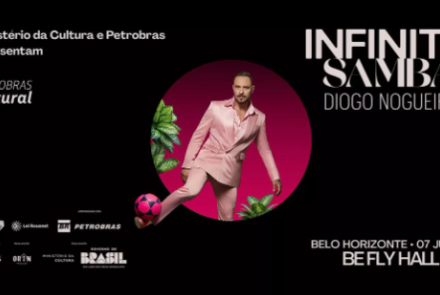 Anúncio do show "Infinito Samba" de Diogo Nogueira. Sobre um fundo preto, o cantor aparece ao centro dentro de um círculo rosa vibrante, vestindo um terno rosa e fazendo um movimento de embaixadinha com uma bola de futebol. No canto inferior direito, constam as informações do evento: Belo Horizonte, 07 de junho, no BeFly Hall.