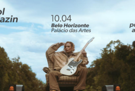 Cartaz horizontal da cantora Carol Biazin. Ela aparece sentada em uma poltrona no meio de uma estrada cercada por árvores, segurando uma guitarra branca sob um céu nublado. O texto anuncia show em Belo Horizonte, no Palácio das Artes, dia 10/04, como parte da tour "nem tão pouco assim".