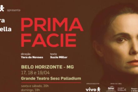 Cartaz da peça teatral Prima Facie, estrelada por Débora Falabella. À direita, um retrato da atriz em primeiro plano com expressão séria. O fundo é marrom com letras em vermelho e branco.