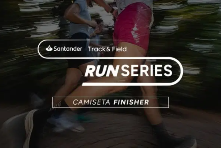 Imagem promocional do circuito de corrida Santander Track&Field Run Series. Ao fundo, há uma foto com efeito de movimento mostrando as pernas de corredores em ação. No centro, sobrepostos em blocos de texto modernos e arredondados, estão os logotipos dos patrocinadores e o nome da série. Na parte inferior, uma caixa de texto destaca o termo: "CAMISETA FINISHER".