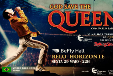 Cartaz promocional do show God Save The Queen, um tributo à banda Queen com Pablo Padin. À esquerda, uma foto de Pablo Padin caracterizado como Freddie Mercury, vestindo a icônica jaqueta amarela e calça branca com listras vermelhas, em uma pose clássica de performance no palco. O fundo mostra a plateia de um estádio lotado sob luzes de show.